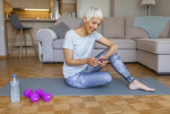 femmes mure faisant une pause pendant le sport