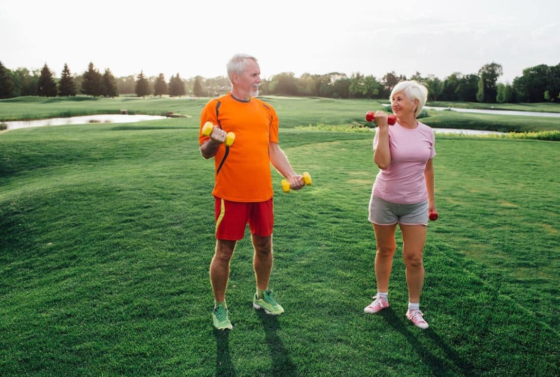 Muscler ses bras après 60 ans : conseils et exercices