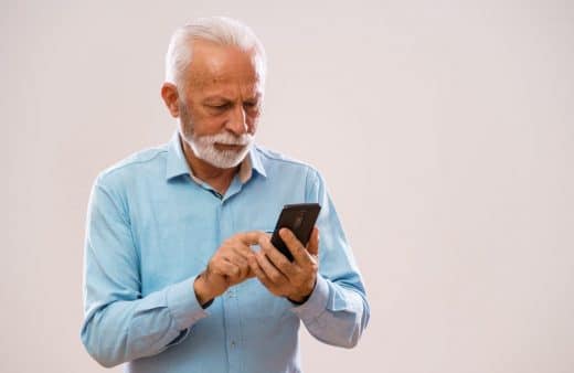 Homme Senior Avec Smartphone