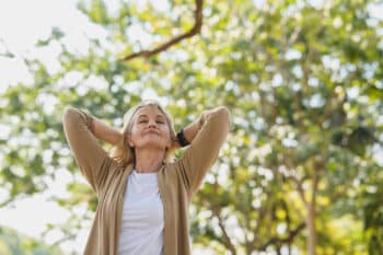 femme sénior qui profite de la nature en marchant