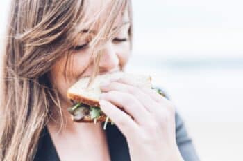 Femme En Train De Manger Mal Bouffe Accélère Le Vieillissement