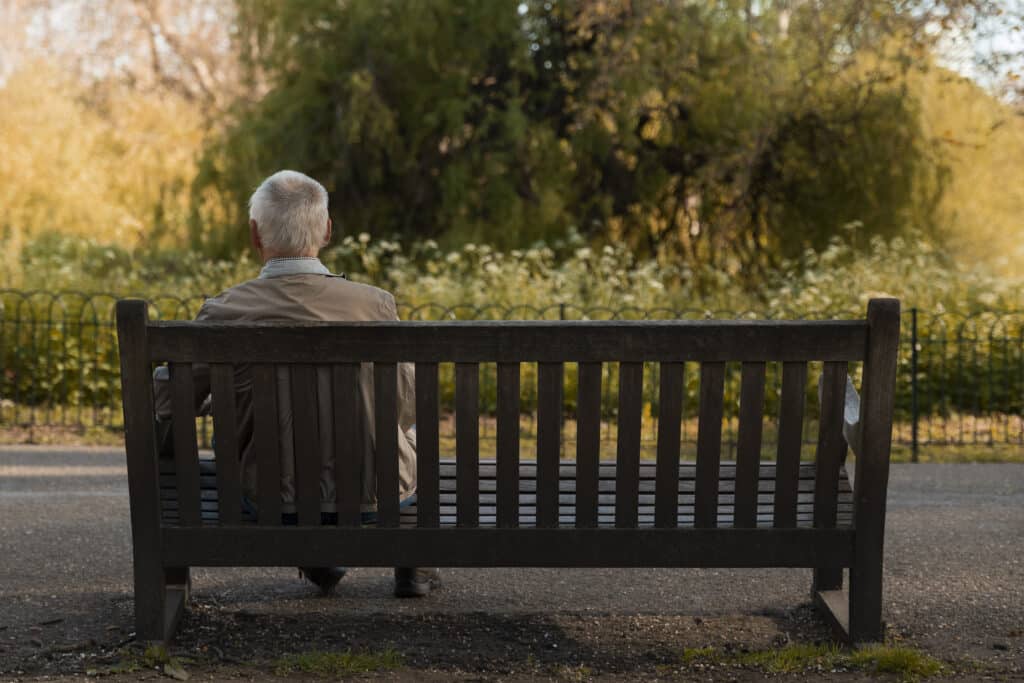 Retraité Seul Sur Un Banc