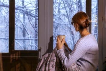 femme au chaud chez elle