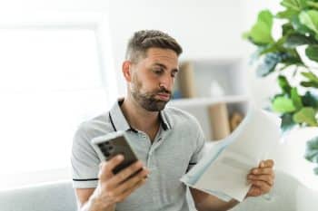 homme facture électricité