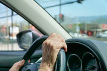 dénoncer séniors proches volant