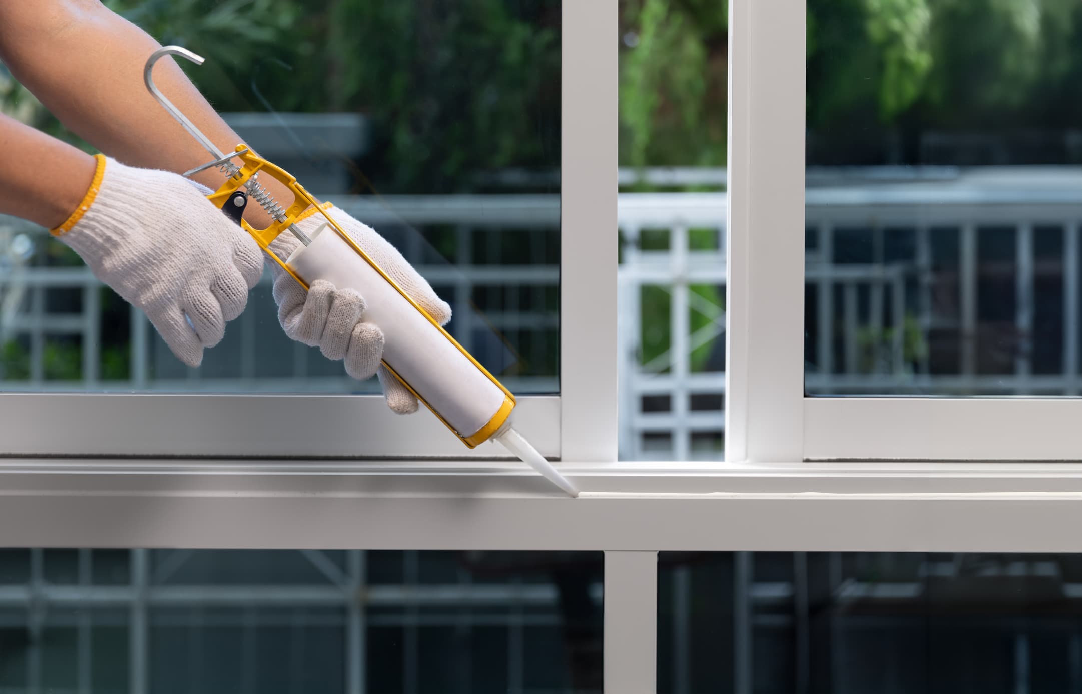 Calfeutrer malin : astuces pratiques pour rendre portes et fenêtres hermétiques sans gros travaux