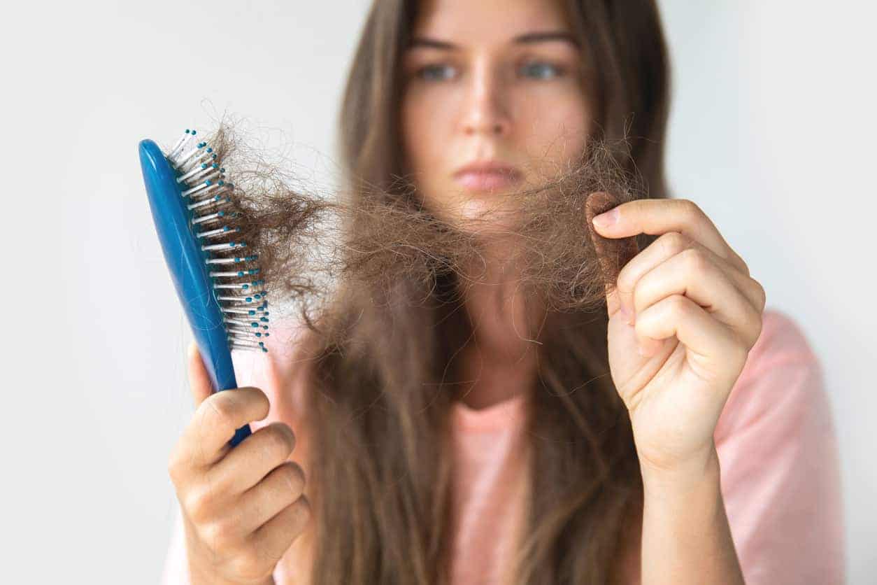 Les signes qui ne trompent pas : quand votre brosse met vos cheveux en danger