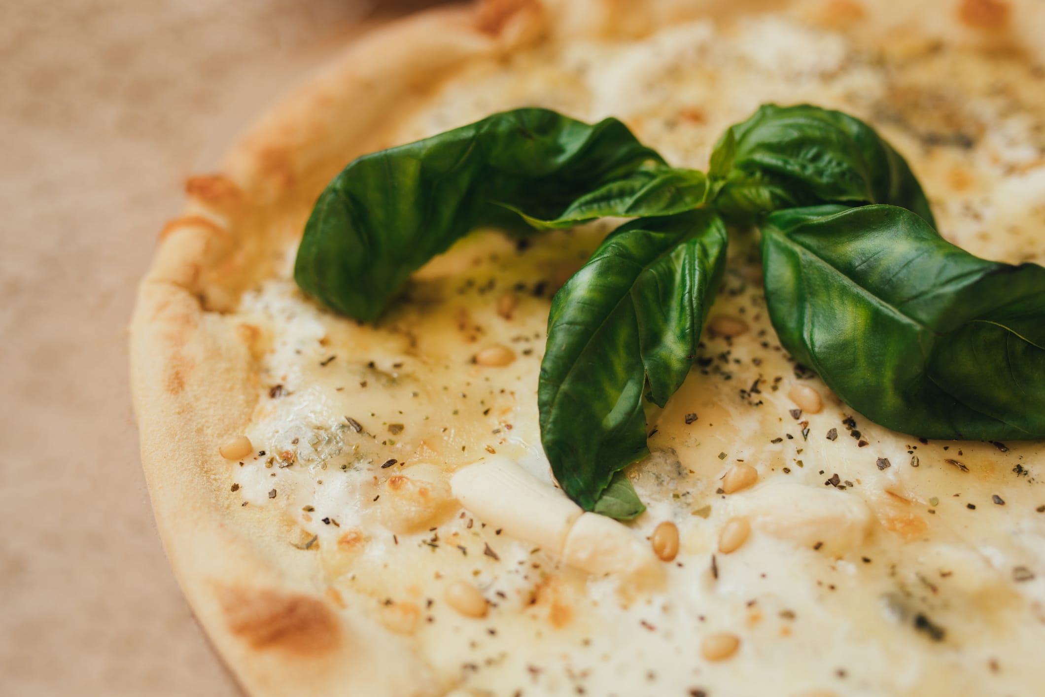 Secrets et atouts de la pizza blanche : quand simplicité rime avec créativité