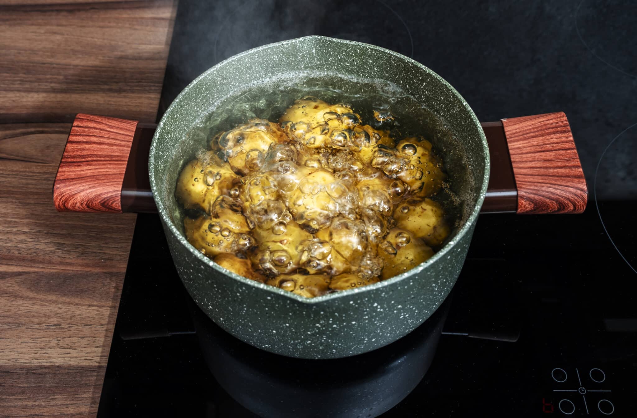 L'alchimie inattendue du vinaigre : l'ingrédient miracle à la rescousse de vos pommes de terre