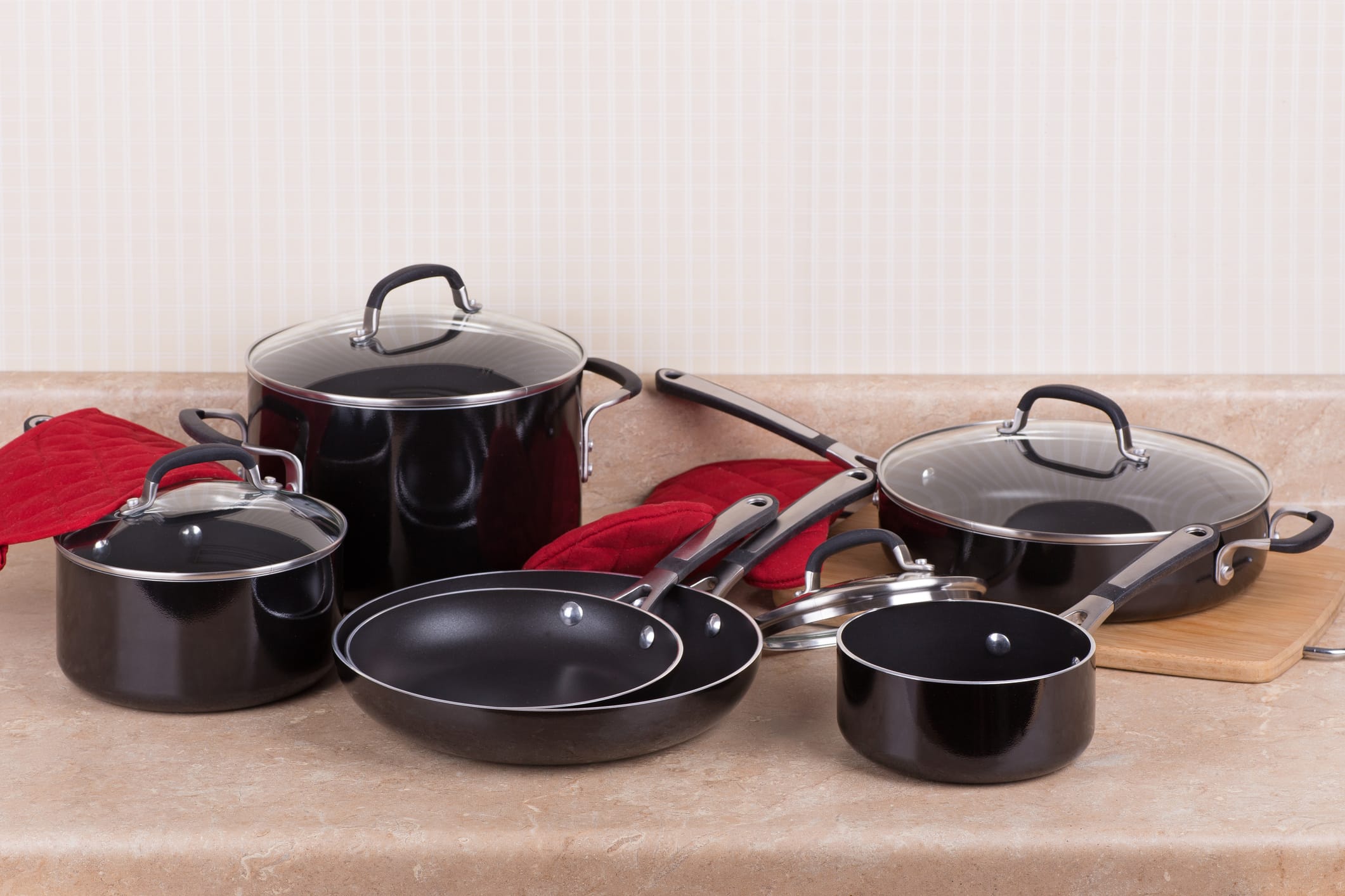 Risque d'incendie et de déformation : quand vos poêles deviennent des dangers pour votre cuisine