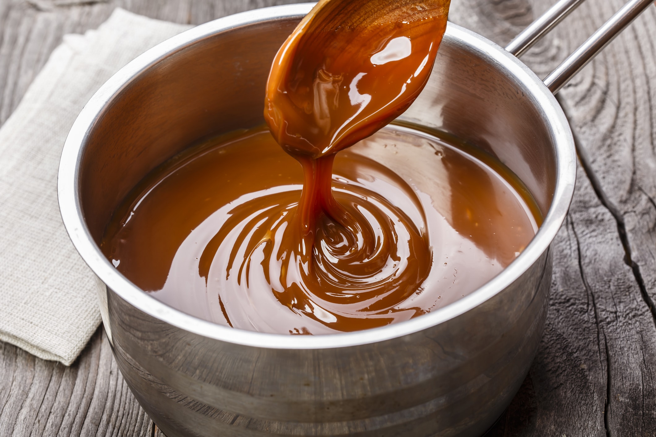 Les secrets des grands chefs pour un caramel toujours parfait : gestes, ustensiles et astuces méconnues