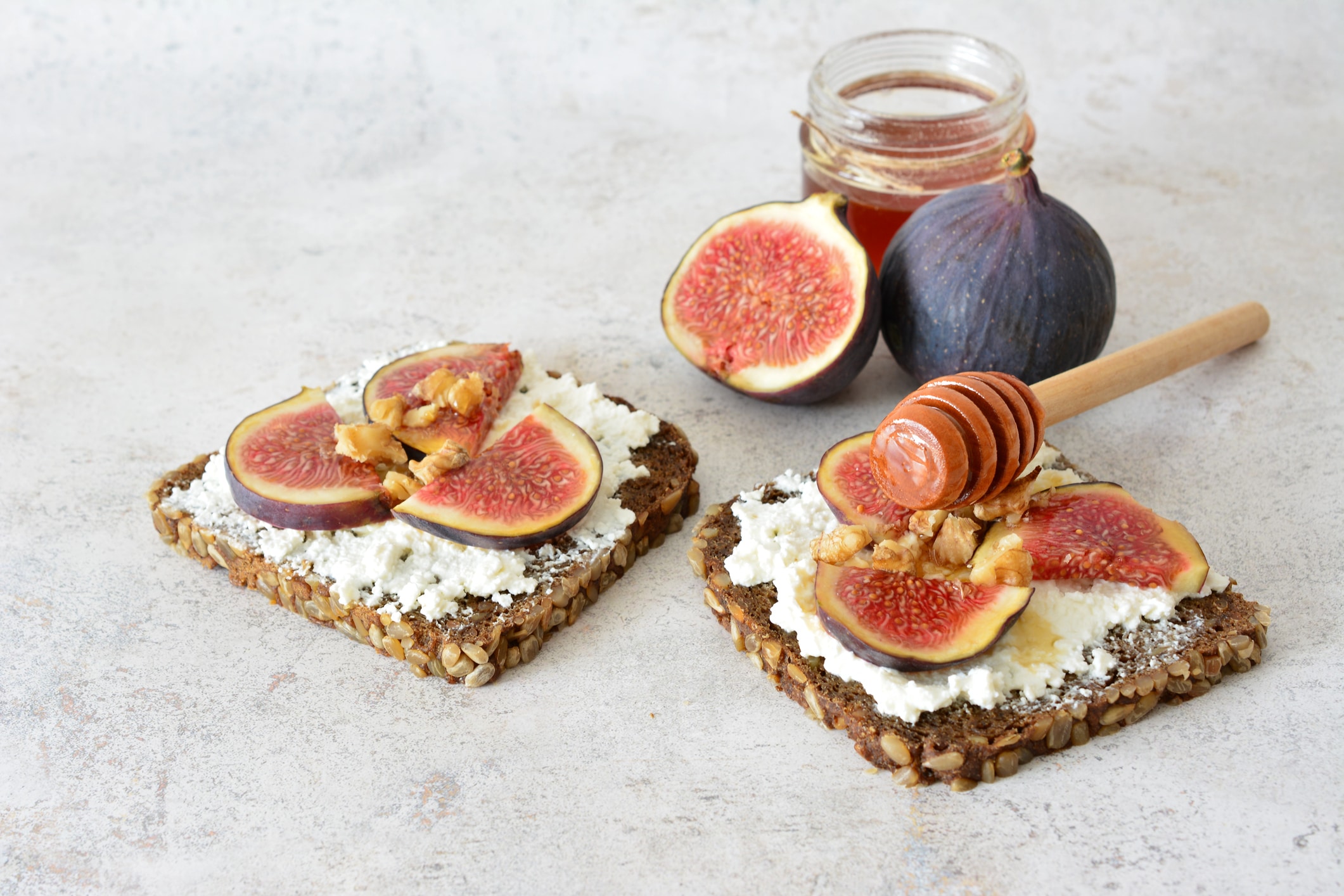 Tartine baguette grillée, figues rôties, fromage frais, noix et miel : la gourmandise dans sa plus simple expression