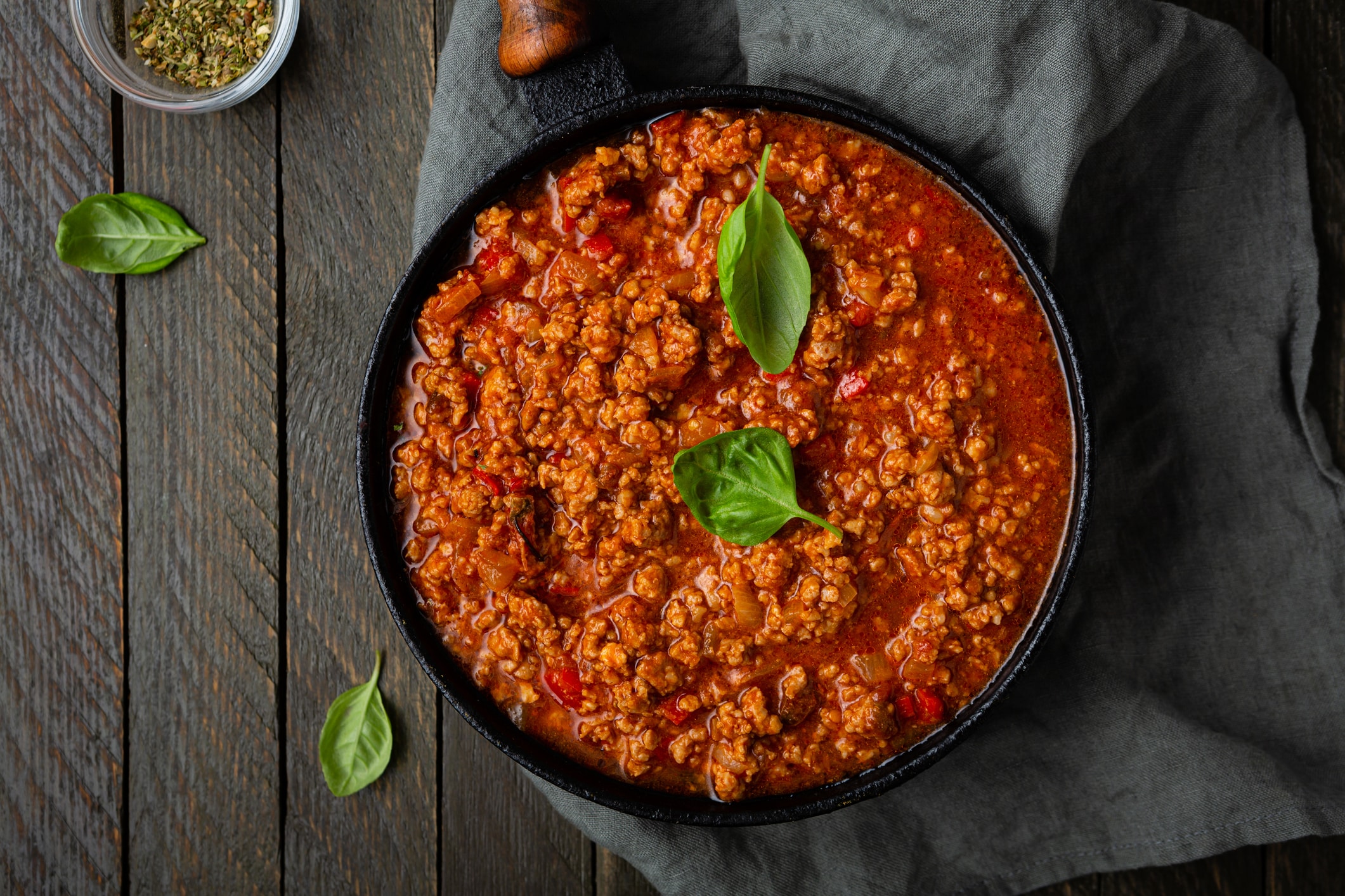 Un ingrédient inattendu qui change tout : pourquoi le chocolat sublime la sauce bolognaise