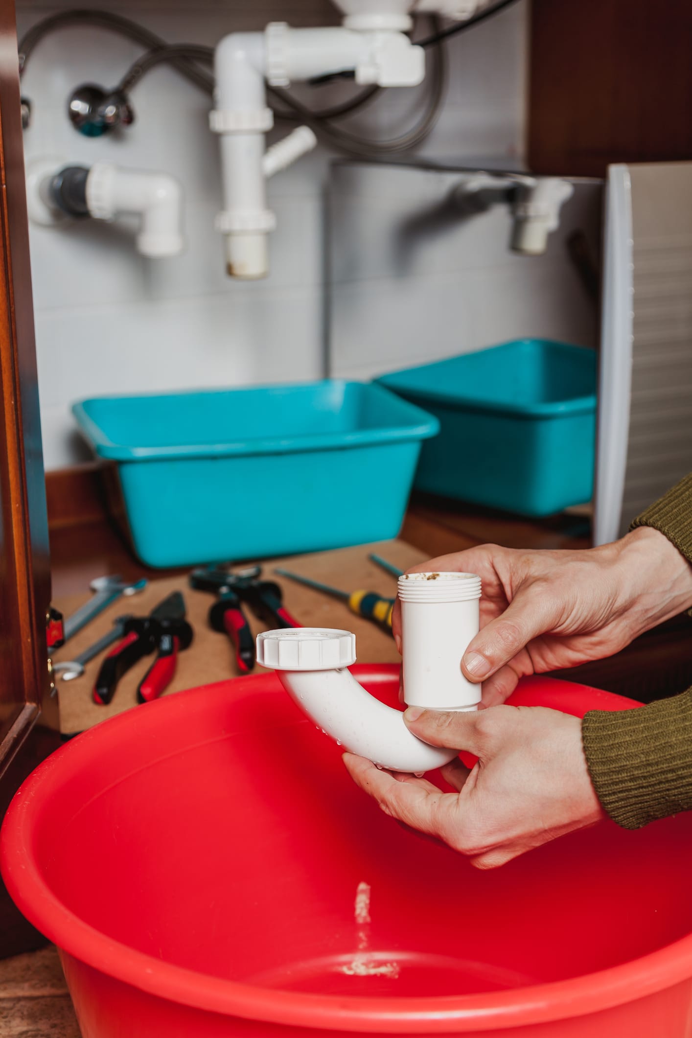Un simple cintre, de l'eau bouillante ou du bicarbonate : les astuces de grand-mère qui font des miracles