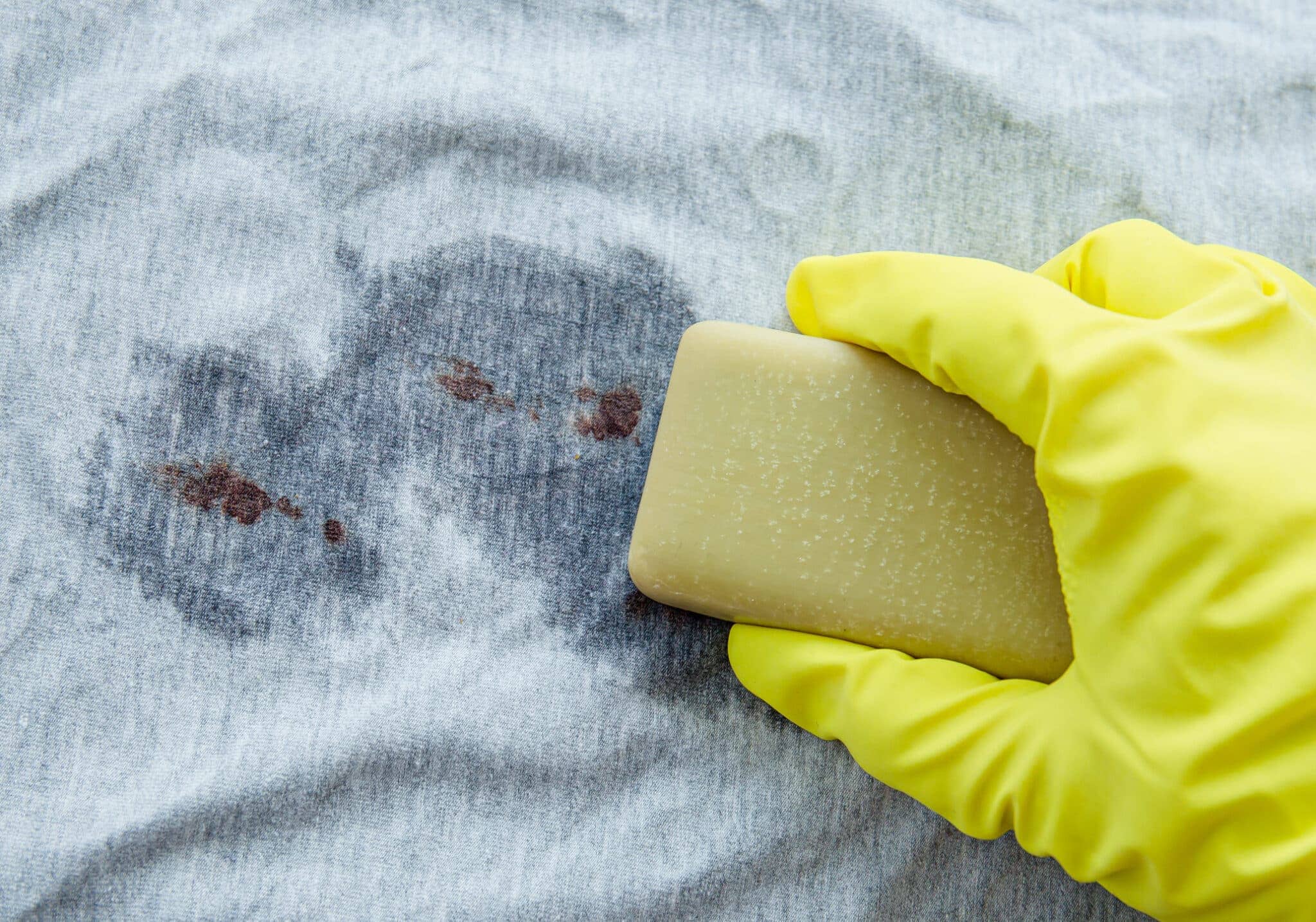 Démêler le vrai du faux : comment chaque savon combat les taches au quotidien