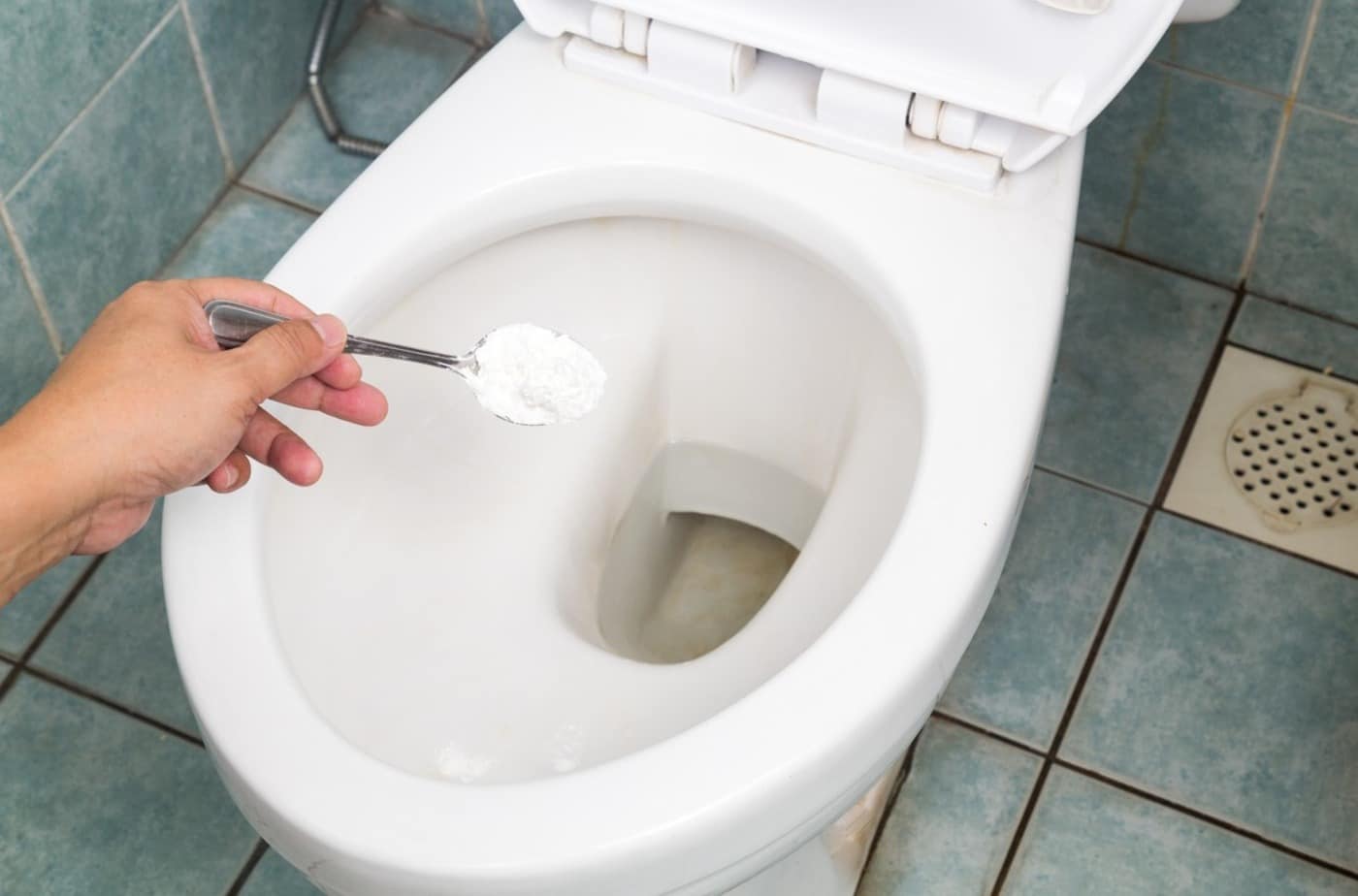 Les erreurs classiques qui ruinent l'efficacité du bicarbonate dans vos toilettes