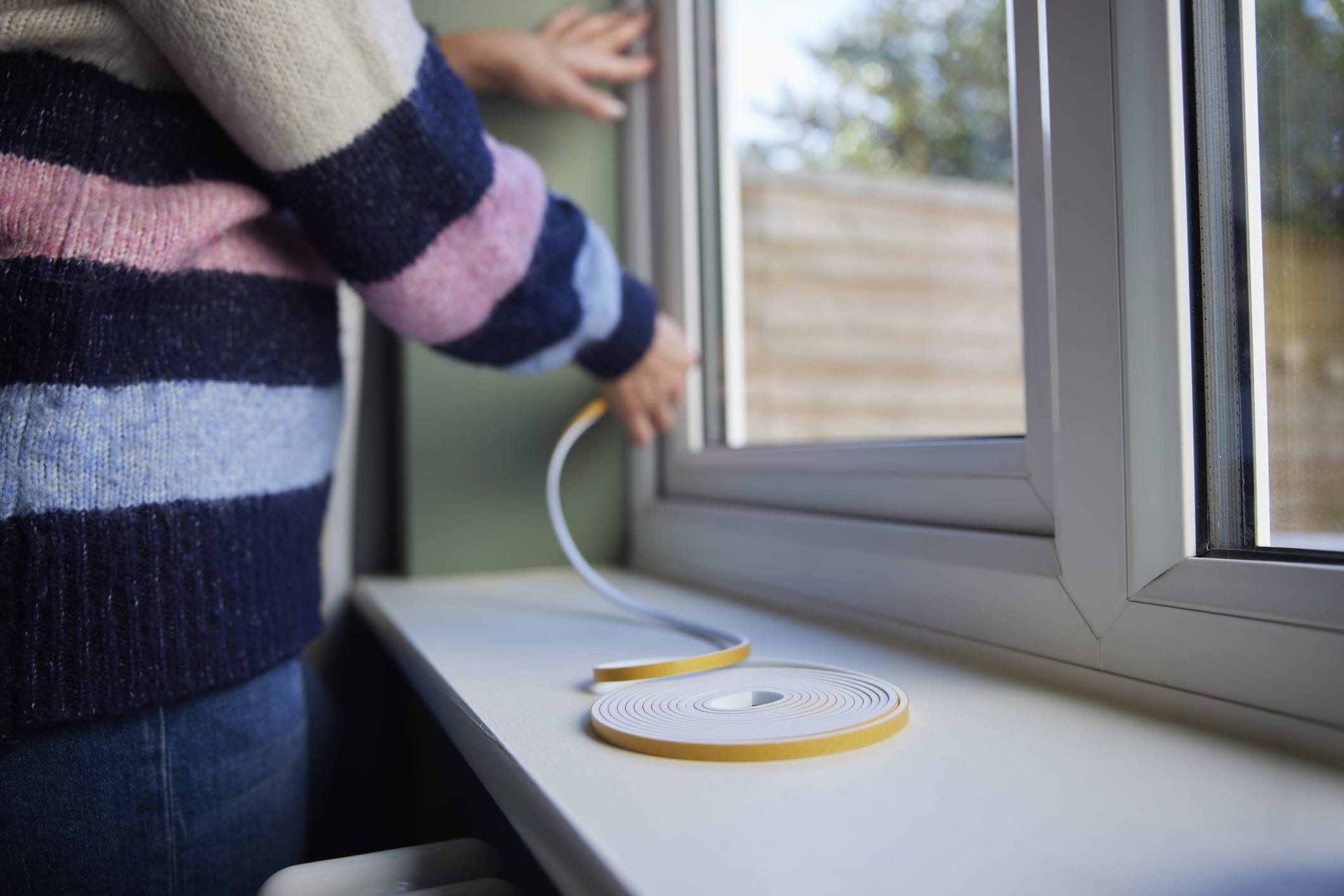 Comment le simple geste du joint isolant fait chuter les factures dès les premiers froids