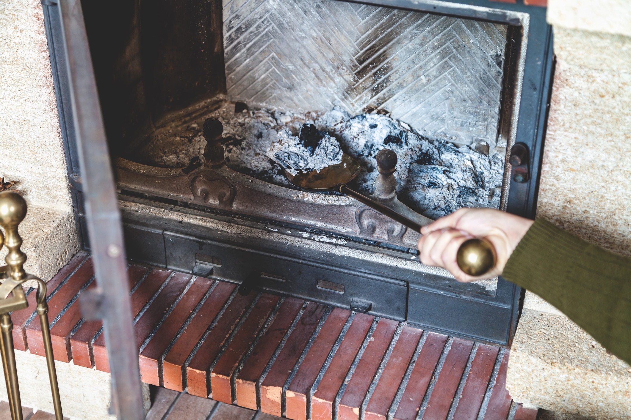 Les six tours de magie de la cendre de bois pour remplacer vos produits ménagers