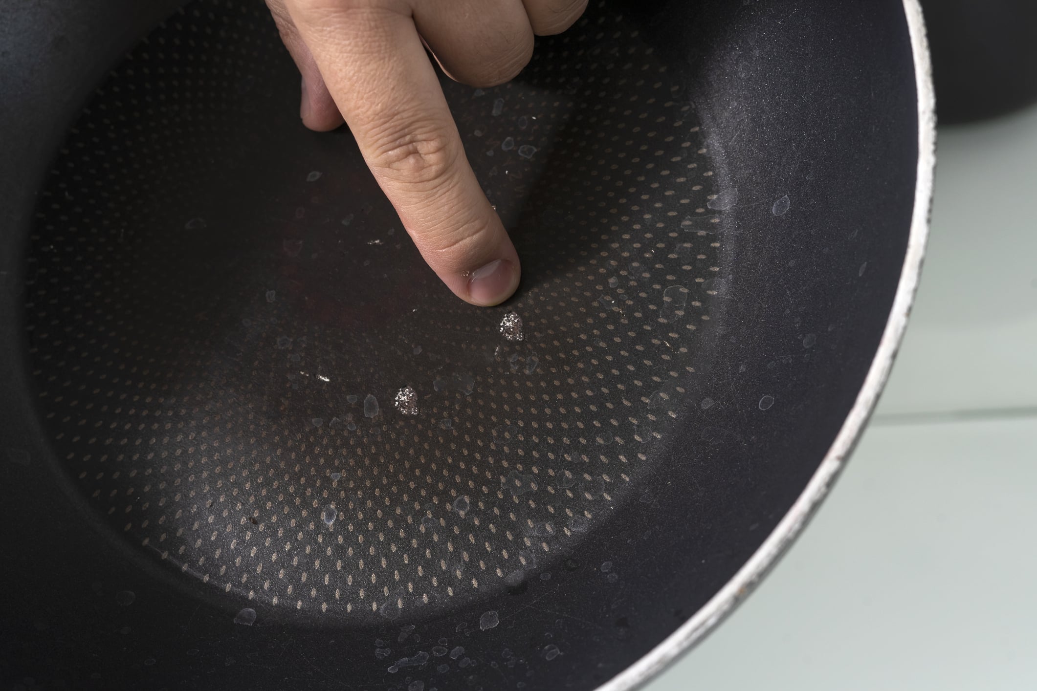 Ces habitudes qui s'invitent en cuisine et accélèrent l'usure : ce qu'il ne faut surtout pas faire