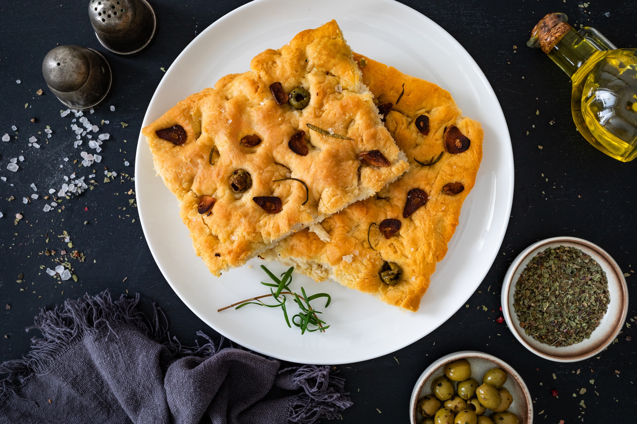 Les étapes pour une focaccia dorée prête en moins de 2 heures