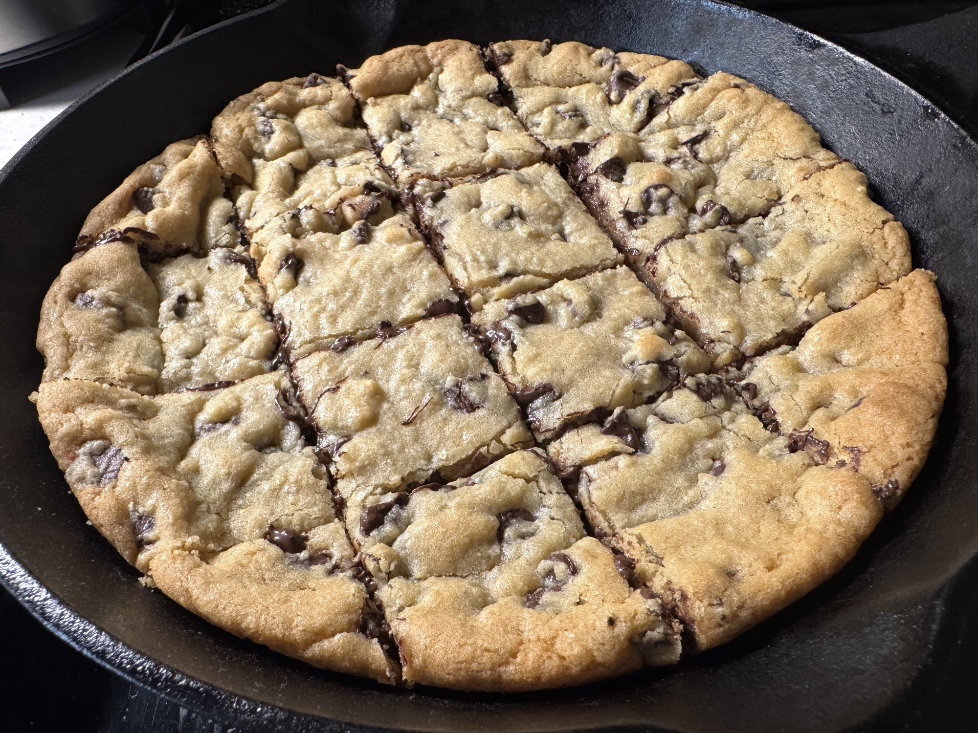 La préparation du cookie géant : transformez votre poêle en four magique