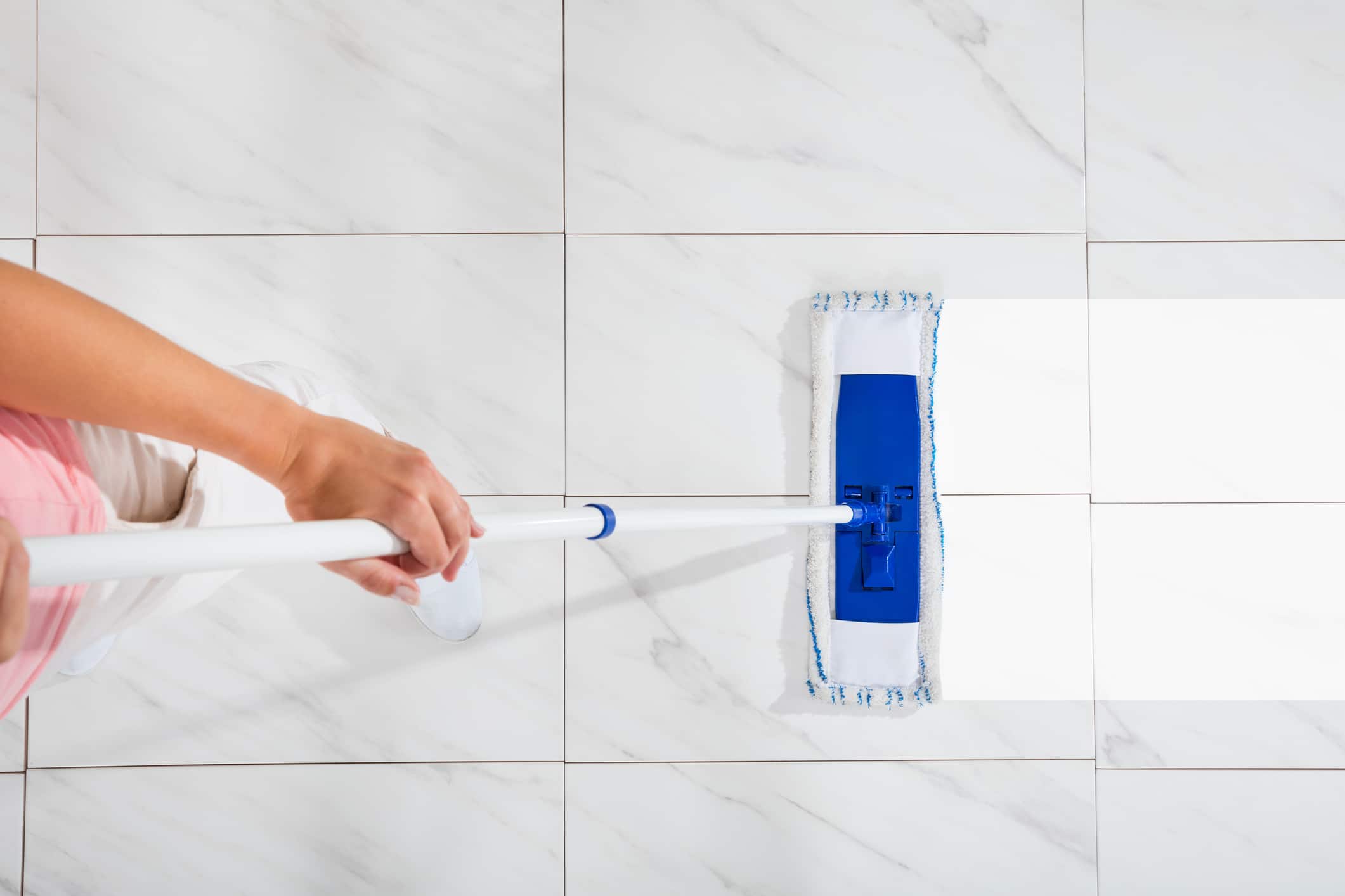 Eau chaude, savon noir et citron : la trinité naturelle pour ressusciter l'éclat de vos sols