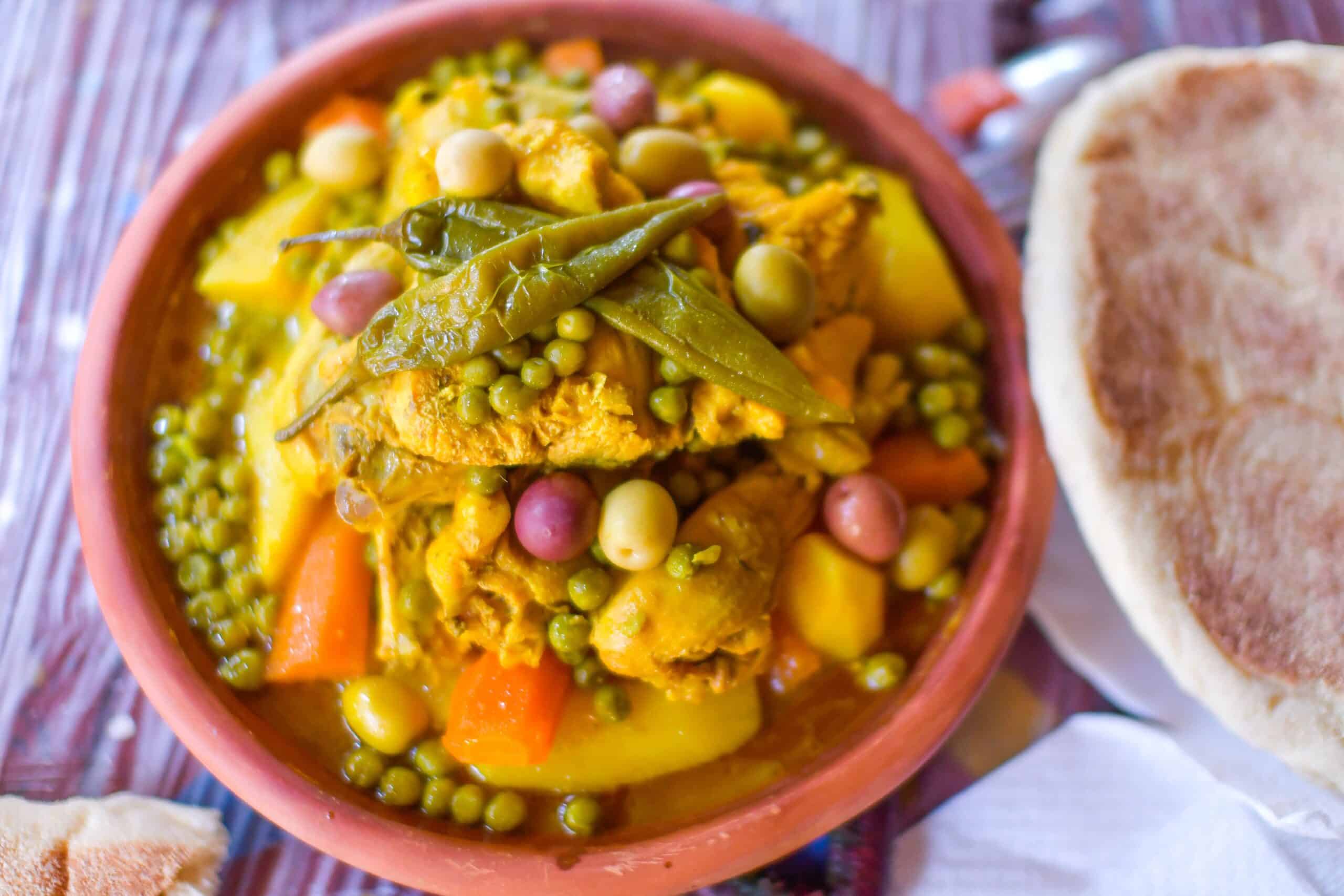 Le tajine de poulet au citron confit et olives : une explosion de saveurs acidulées