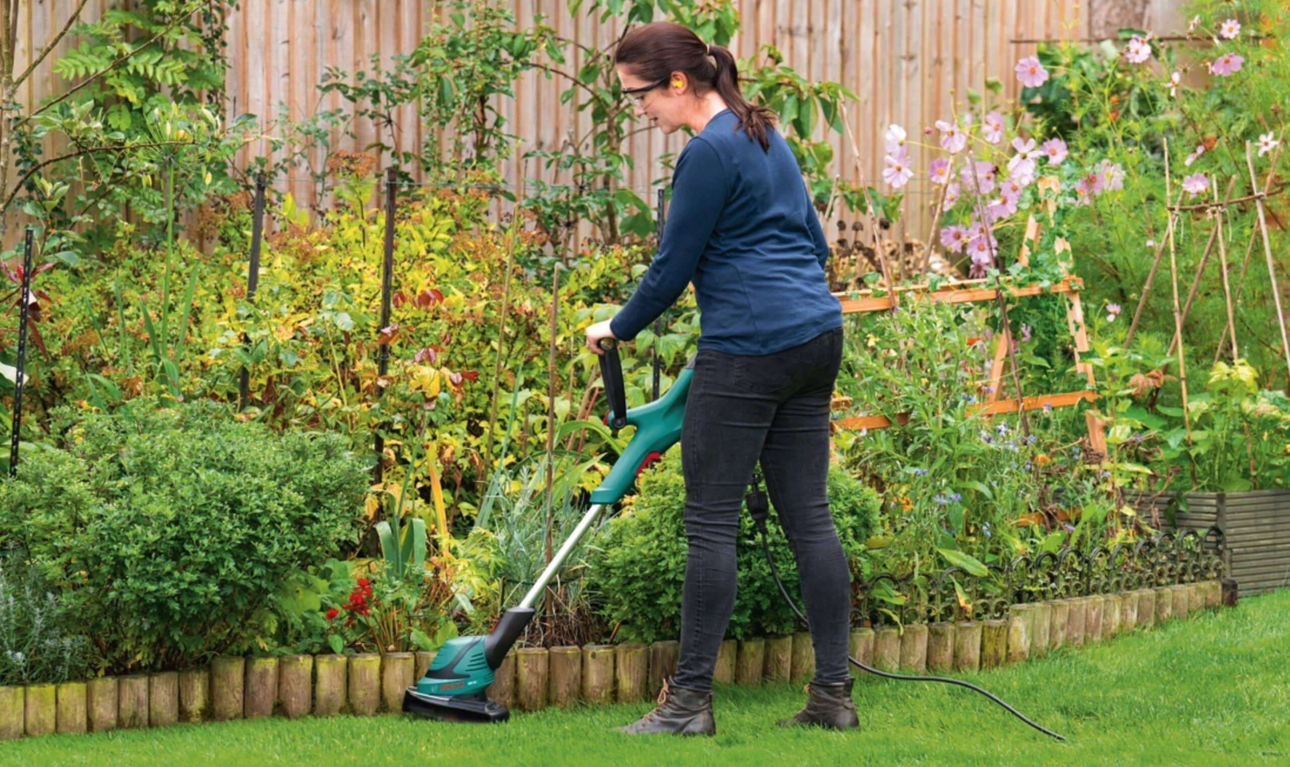 Ce Coupe Bordures Bosch Avec Roues Chez Leroy Merlin Affiche Un Prix Que Les Jardiniers Nosaient Plus Esperer Featured