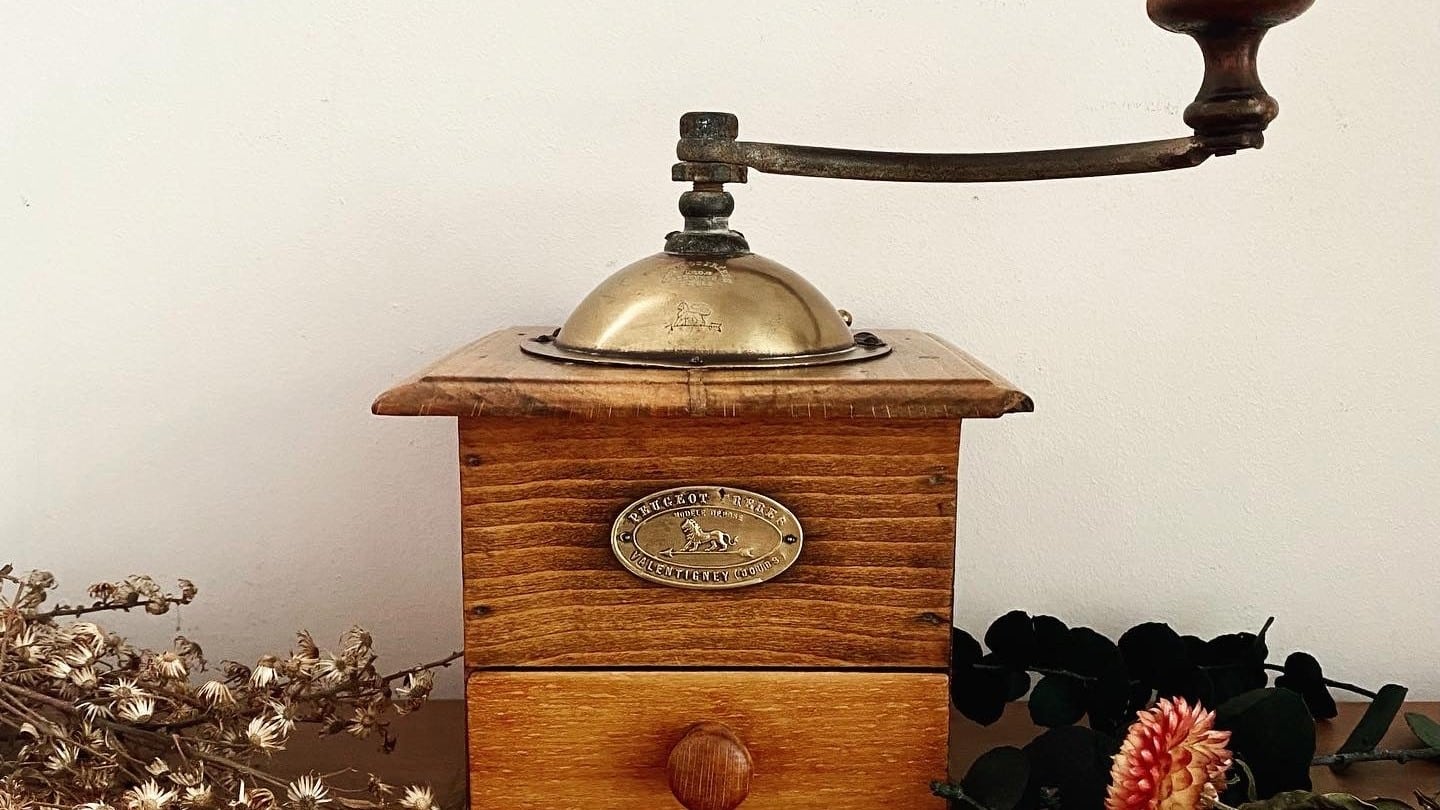 « Vous l'avez encore dans un placard ? » : la question qu'un brocanteur pose à chaque famille qu'il visite