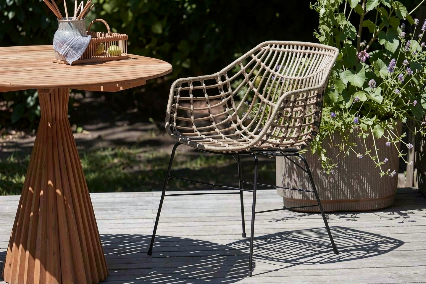 Ce Que Personne Ne Dit Sur Les Chaises De Jardin Elles Font Toute Lambiance Dun Ete Reussi Featured
