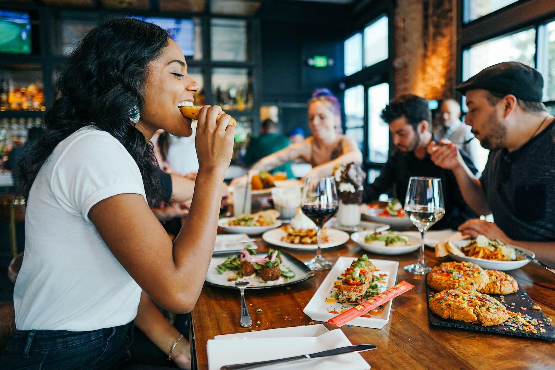 Table de plats louisianais : jambalaya, gumbo, fruits de mer