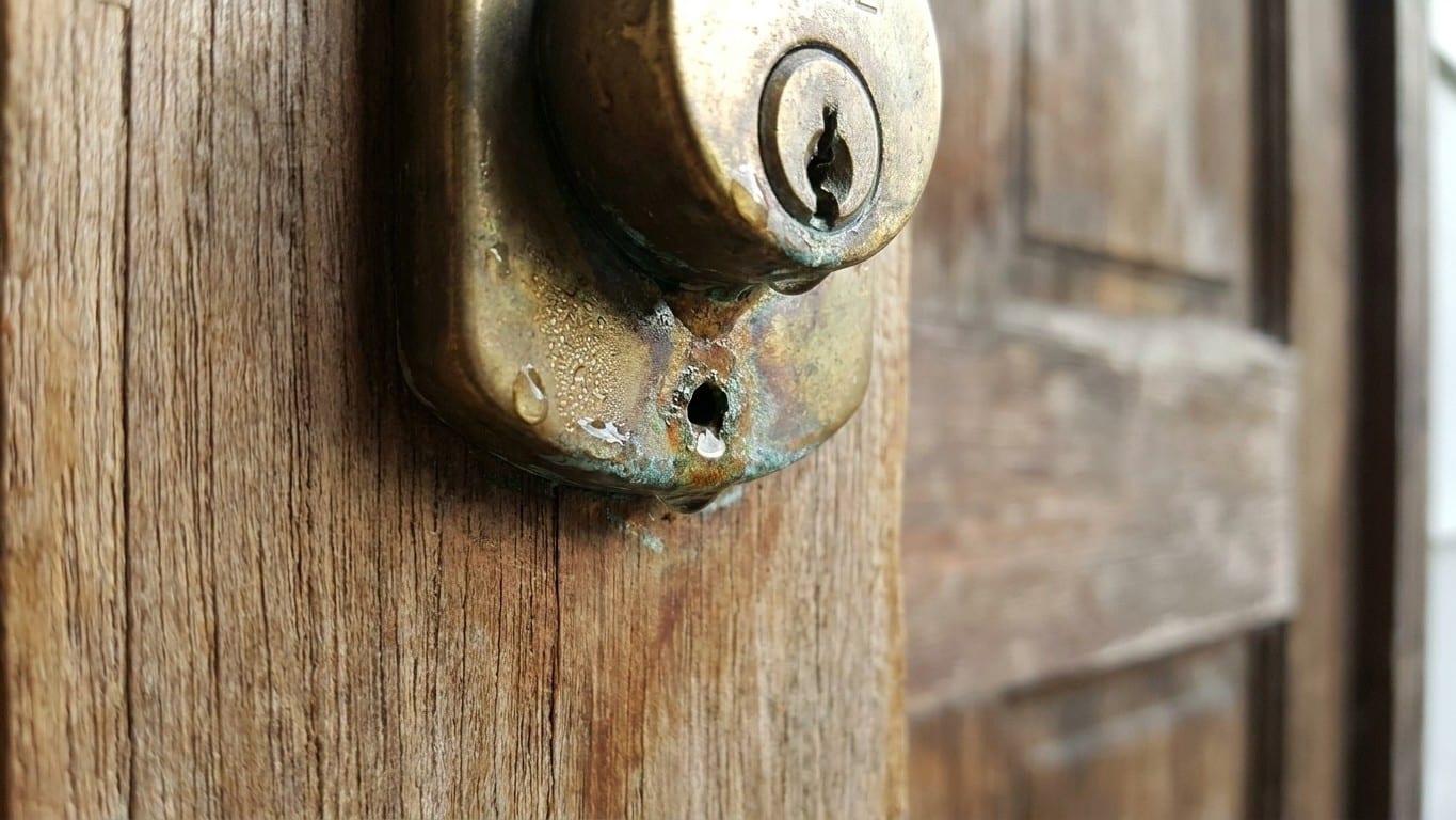 « Ne bouchez jamais ce trou-là » : en retournant ma serrure, le réparateur m'a montré ce qui rouillait à l'intérieur depui...