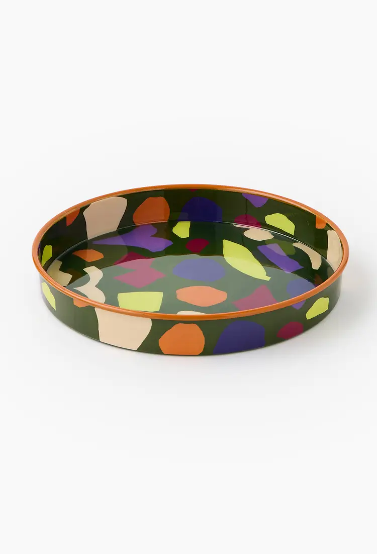 L'empreinte artistique de la collaboration Les Crafties sur un métal aux motifs hypnotiques