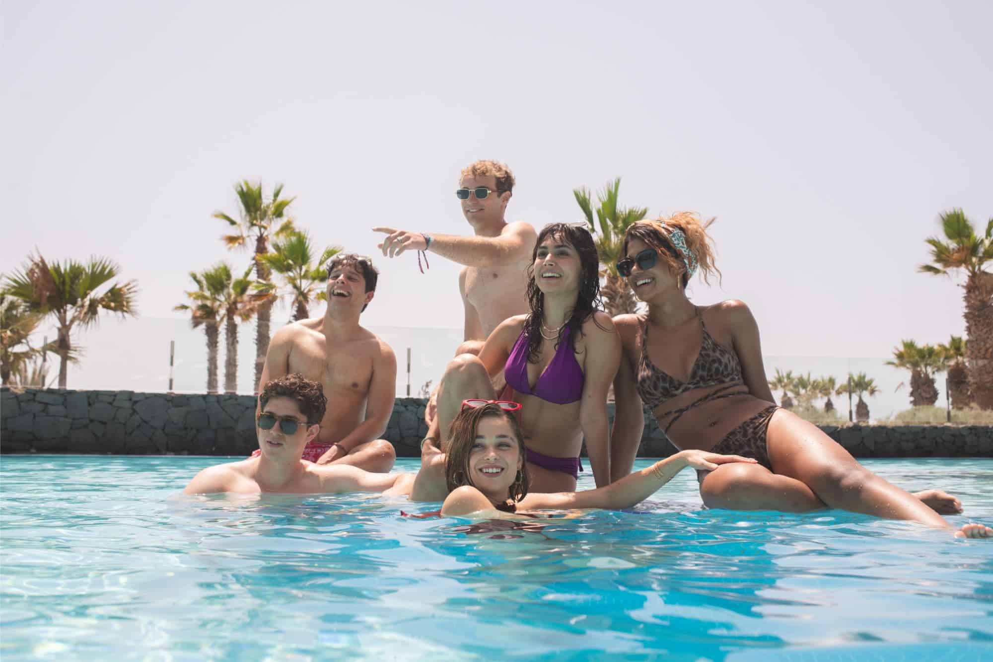Entre Suspense Et Faux Semblants Oasis Sannonce Comme Lune Des Series De Lete Sur Netflix Featured