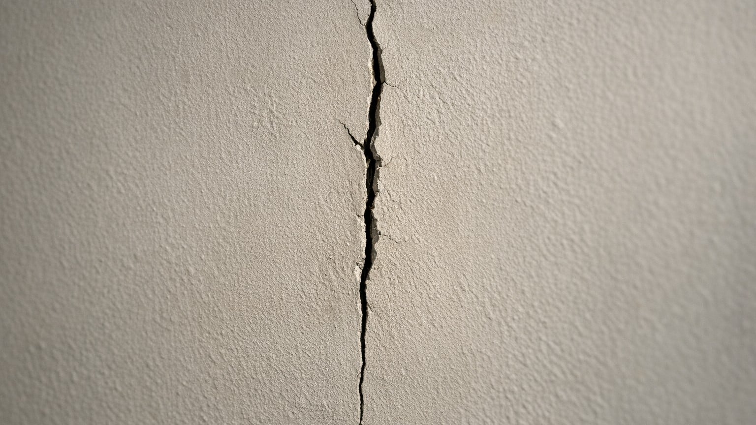 J'ai voulu fixer une simple étagère dans mon mur porteur : quand la fissure a remonté, il était déjà trop tard