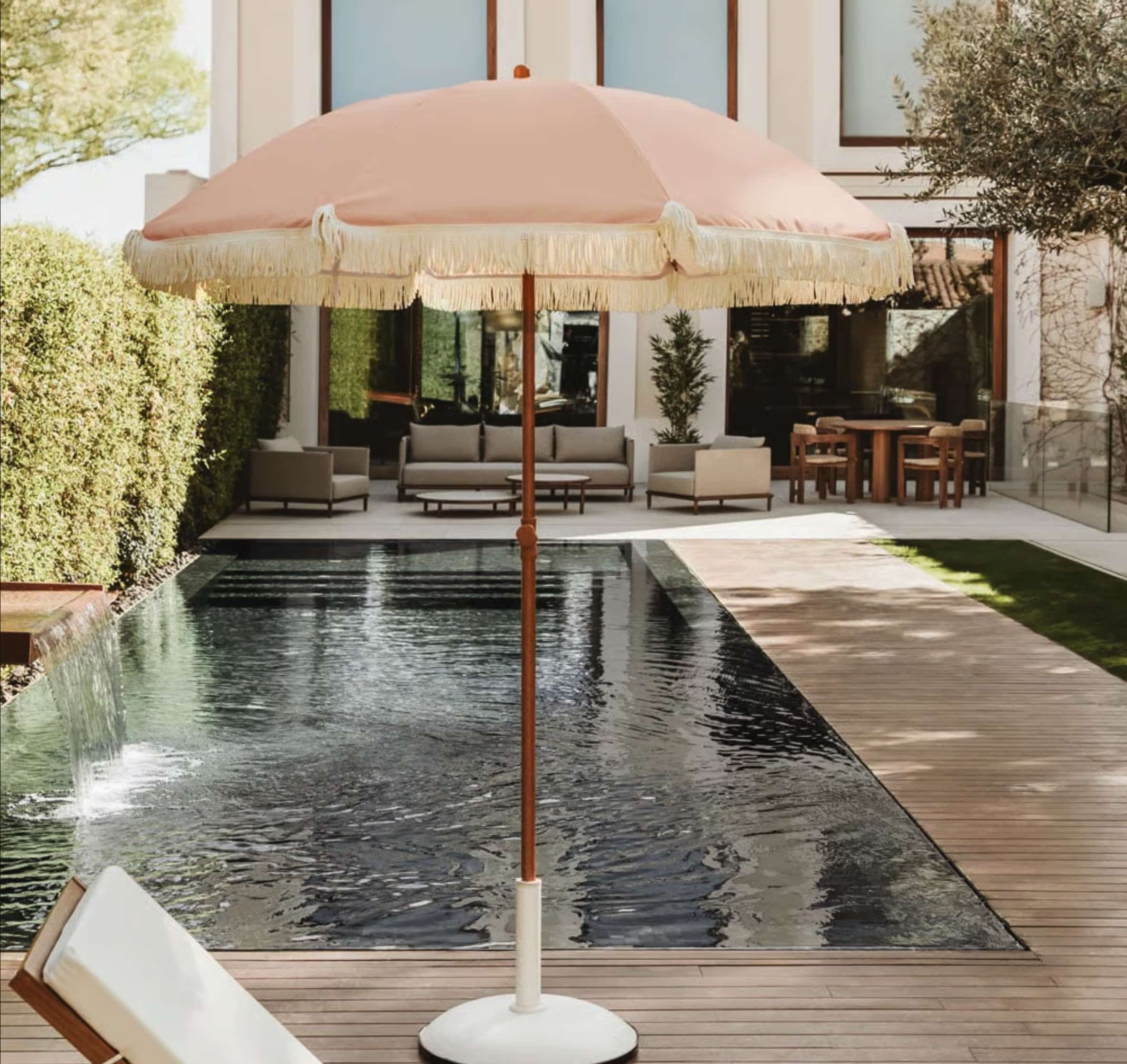 Les Anciens Ombrageaient Toujours Leur Terrasse Avant Lete Ce Parasol Miska Tissu Et Acier A Moins De 45 E Chez Sklum Reprend Lidee Featured