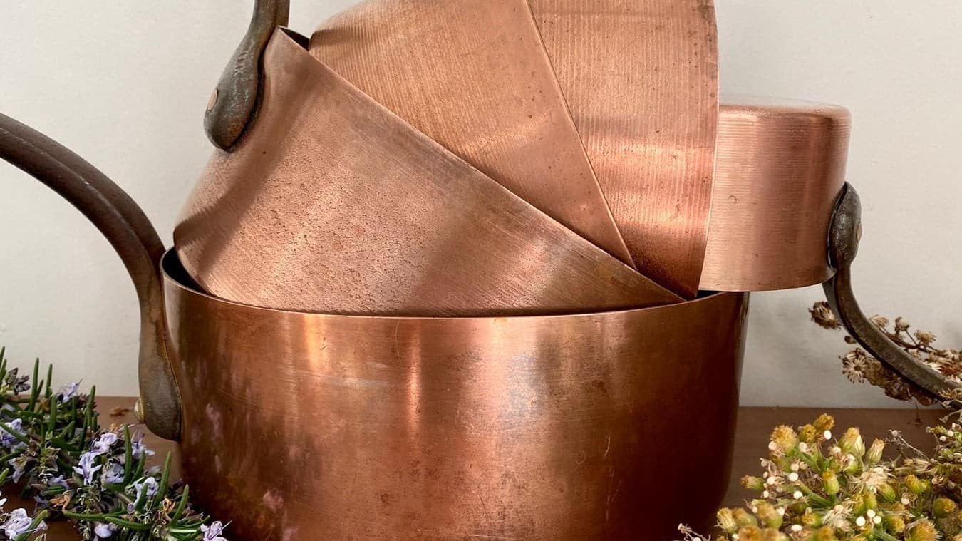 Plus personne ne jette ses vieilles casseroles en cuivre : voici ce que les brocanteurs en donnent aujourd’hui (et le prix...