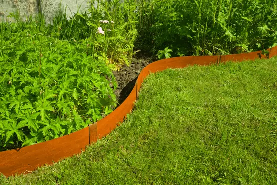 Une barrière aux teintes cuivrées qui fige la terre de vos massifs et structure naturellement votre jardin