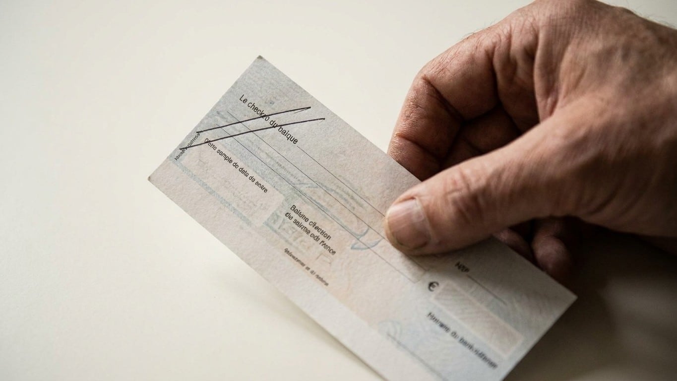 J'ai signé au dos d'un chèque de 900 € pour que ma fille l'encaisse à ma place : la banque l'a refusé net à cause d'une rè...