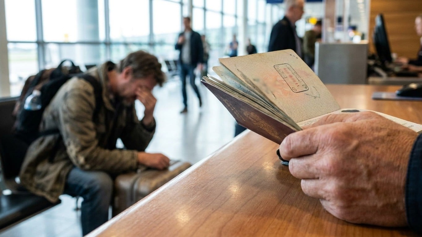 J’ai présenté mon passeport valable encore quatre mois pour embarquer vers Istanbul : au comptoir, on m’a annoncé que mon ...