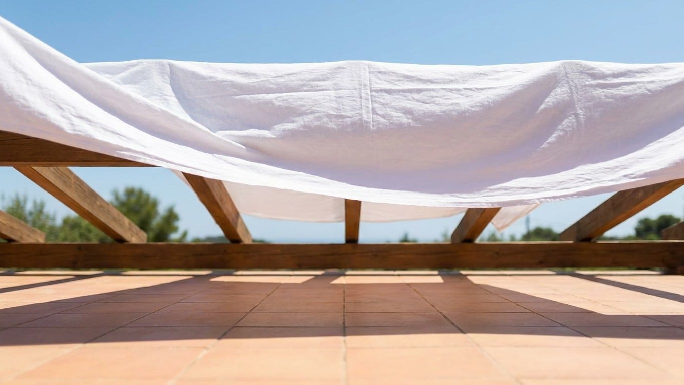 Ma terrasse plein sud était invivable dès midi : un vieux drap blanc et elle a retrouvé 5 à 6 °C de fraîcheur
