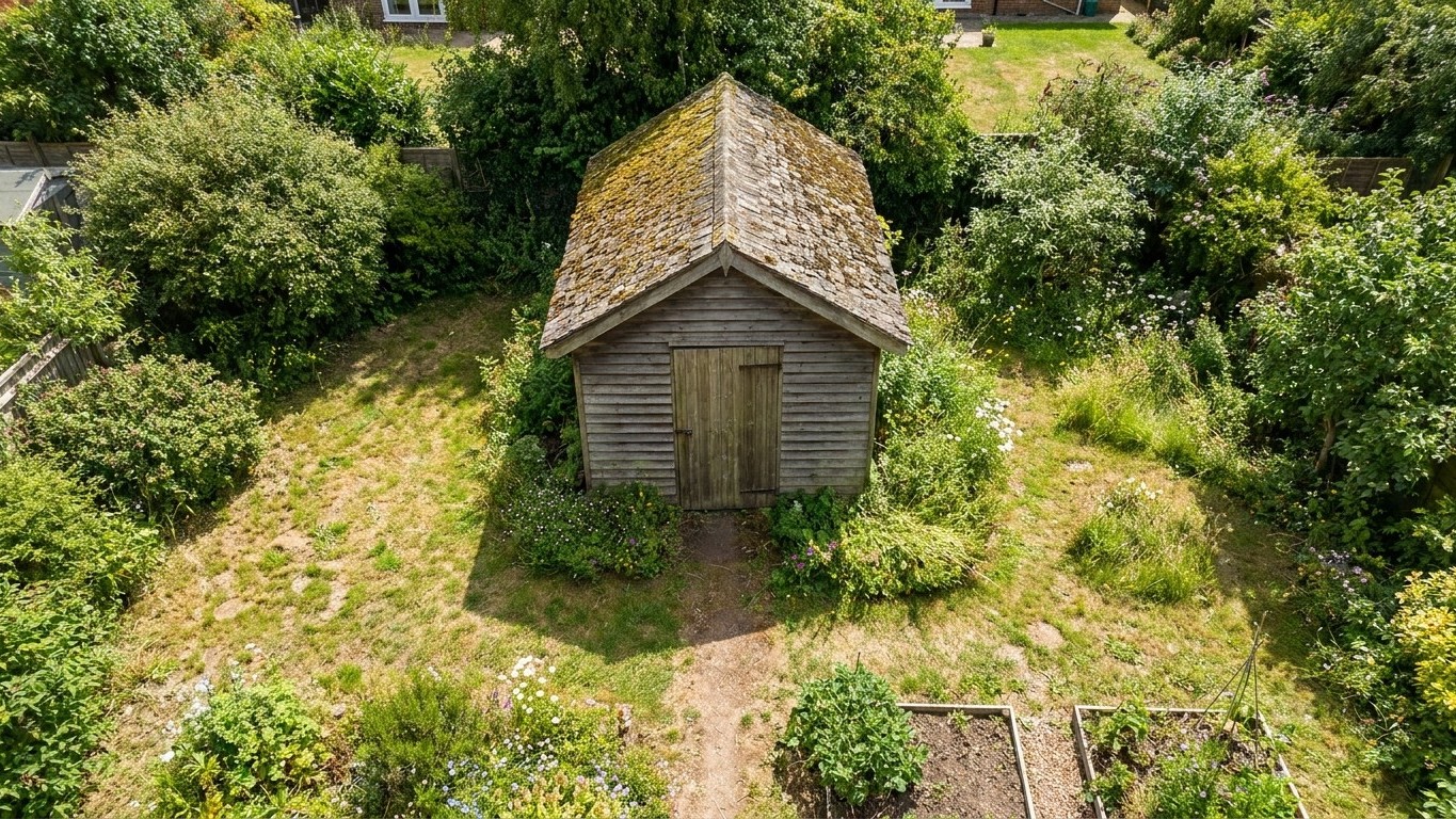 Un abri de jardin posé au fond du terrain sans un seul papier peut être exigé démoli : le détail que peu de propriétaires ...