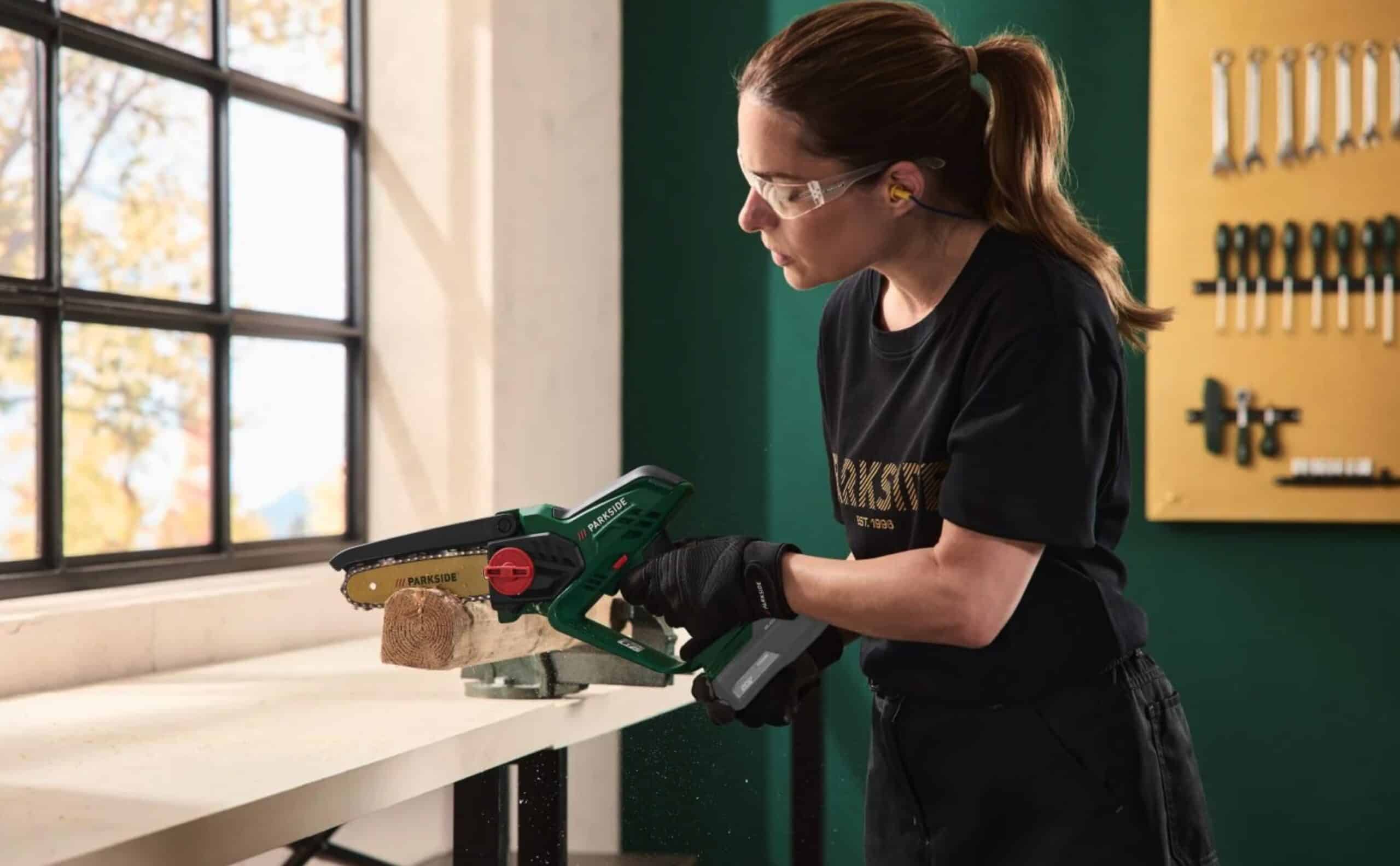 Une mini-tronçonneuse qui change la donne pour les petits travaux de jardin