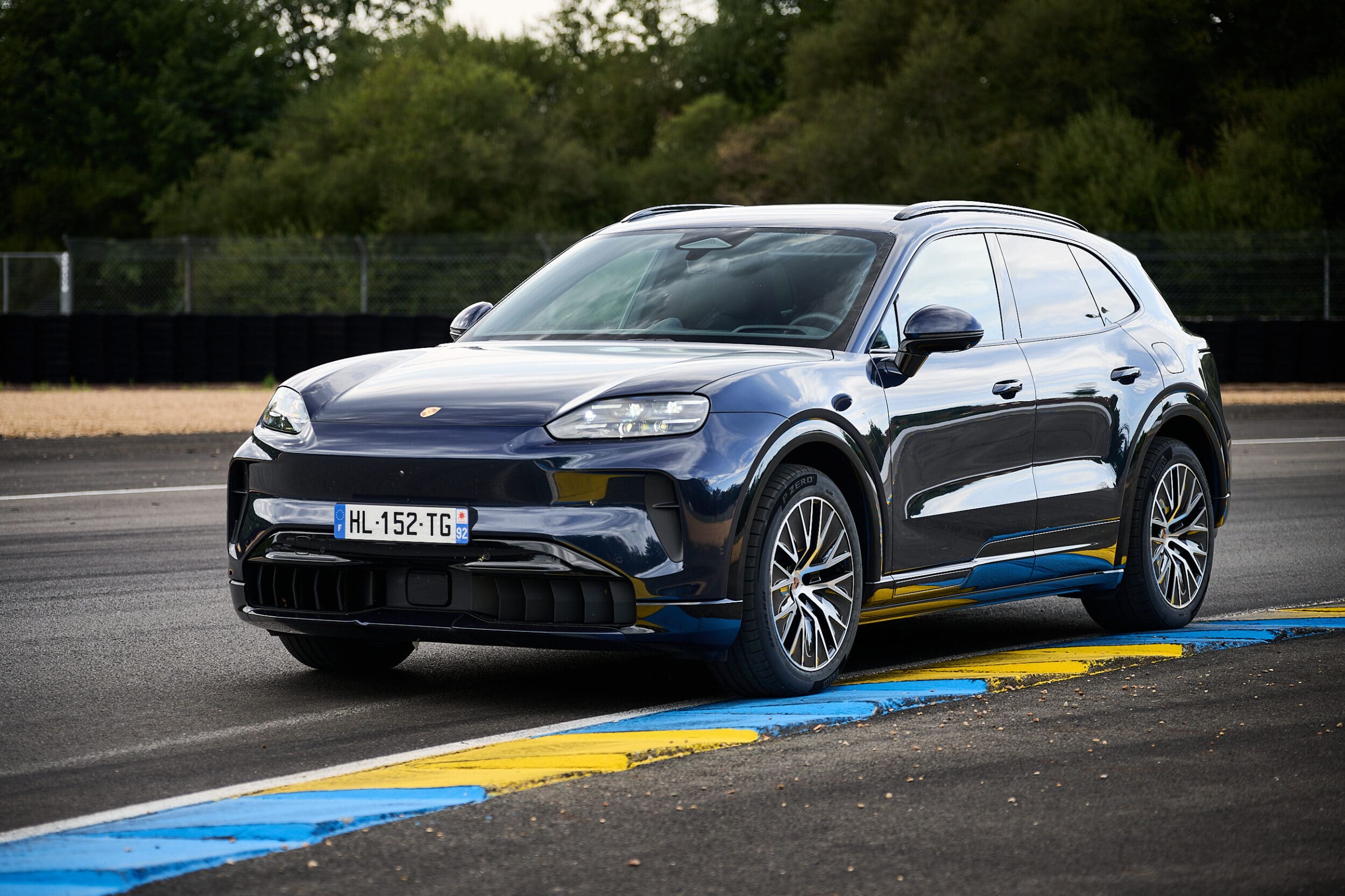 Porsche Cayenne Electric 2550