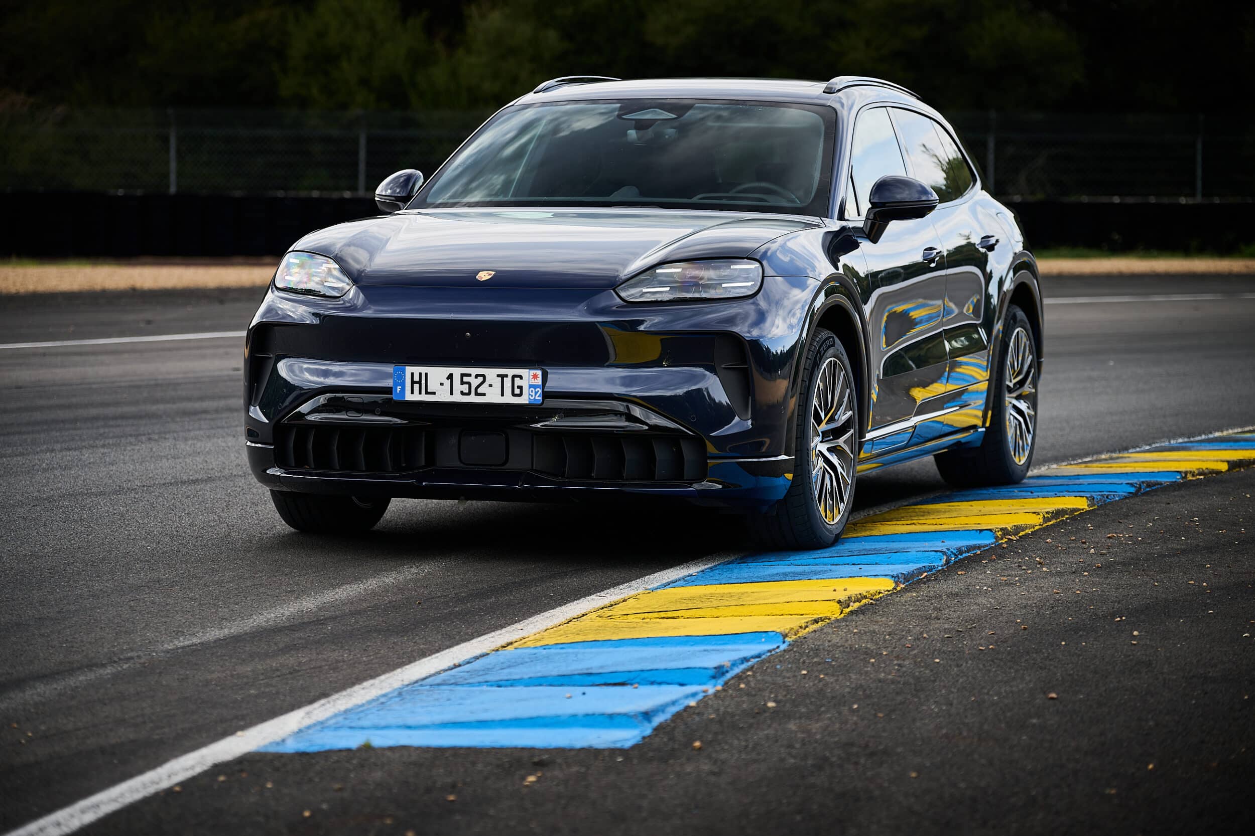 Porsche Cayenne Electric 2560