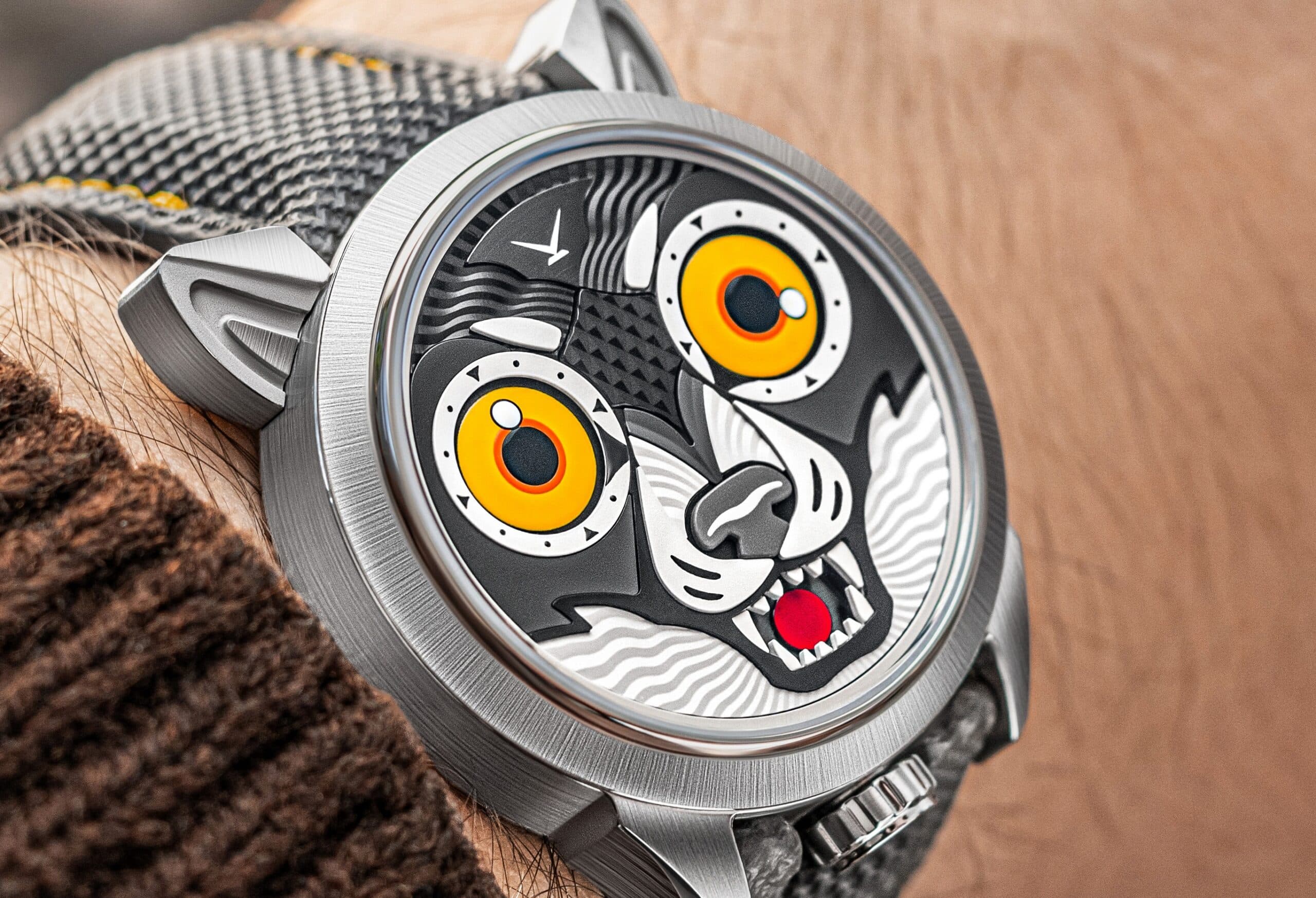 Avec Son Visage De Loup Cette Montre A Phase De Lune Est Veritablement Unique En Son Genre Featured