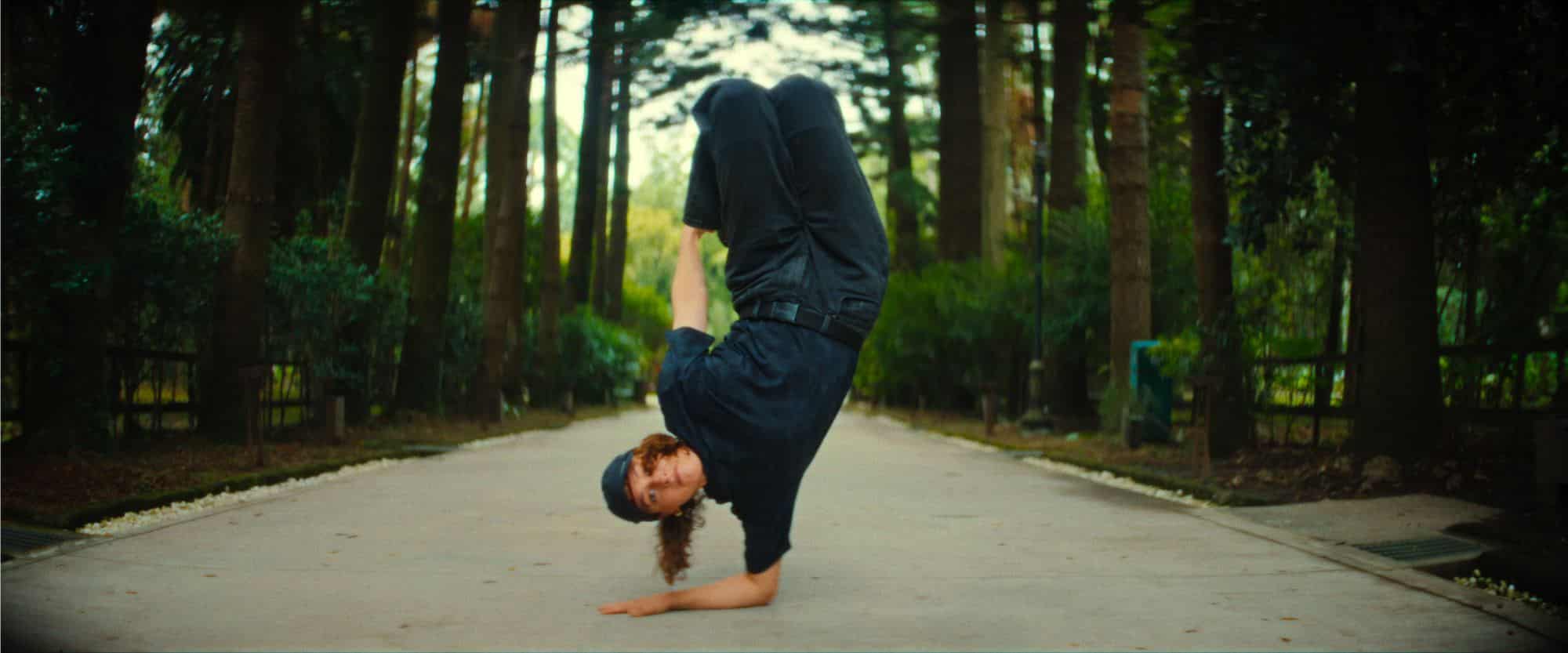 Ce Documentaire Netflix Sur Le Breakdance Olympique Seduit Autant Quil Met Mal A Laise Featured