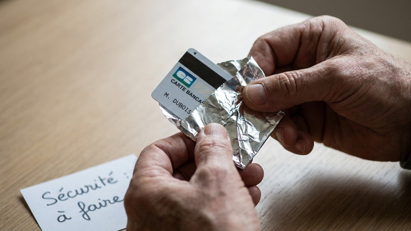 Envelopper sa carte bancaire sans contact dans du papier d'aluminium : à quoi ça sert et pourquoi certains le recommandent