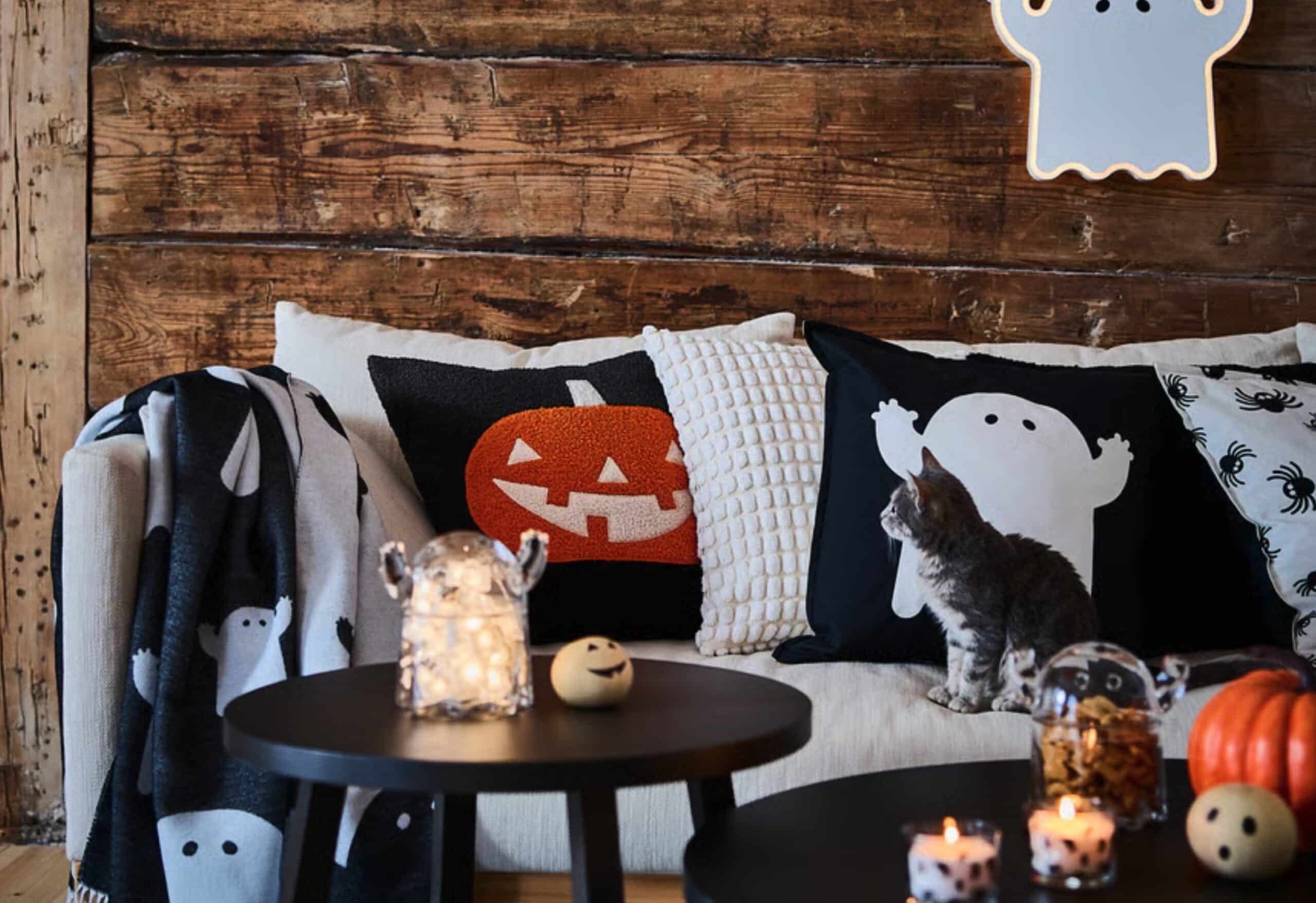 Fini La Deco Dhalloween Quon Remballe Le 2 Novembre Cette Housse De Coussin Ikea A 799 E Reste Sur Le Canape Featured