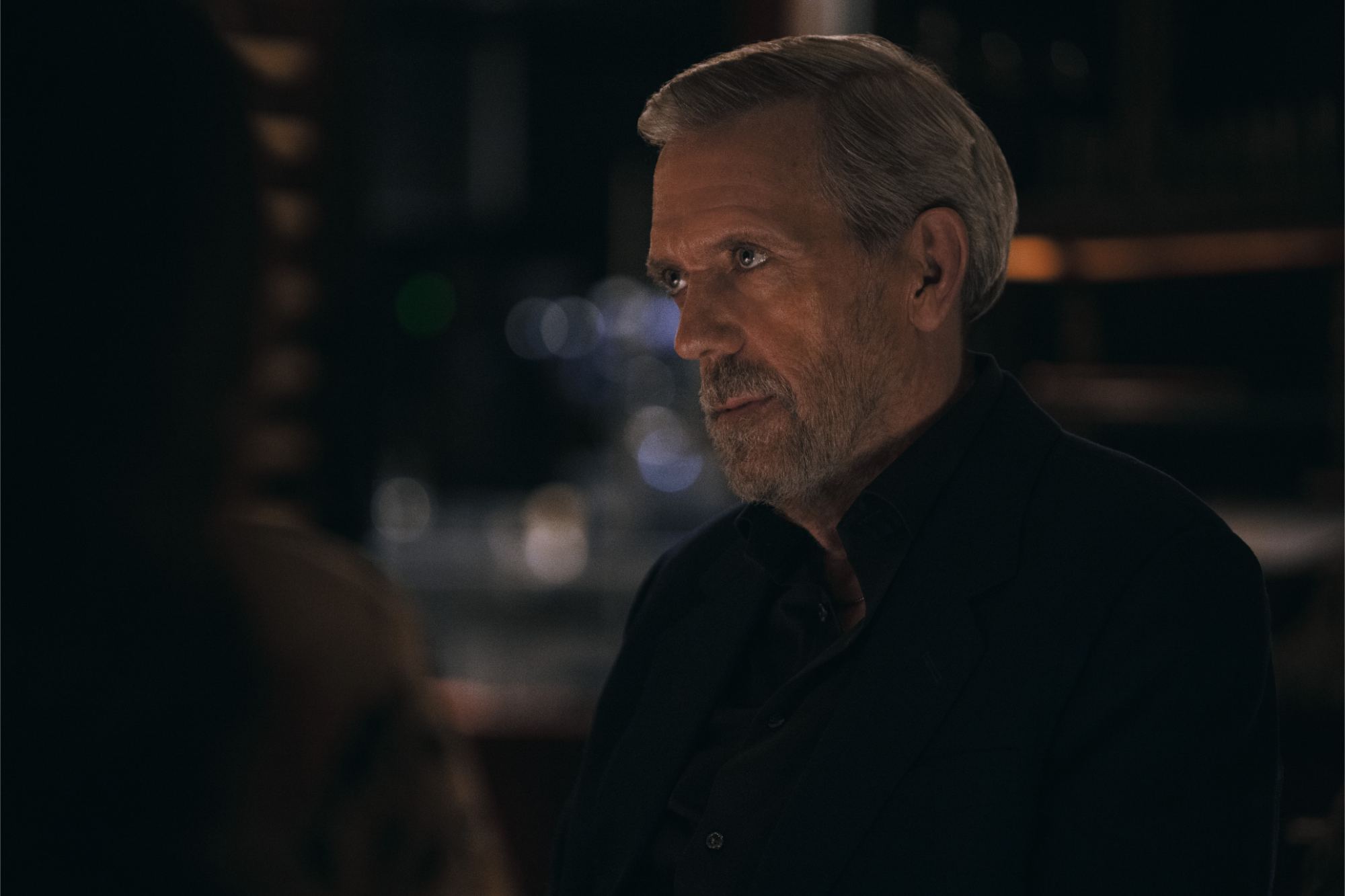Fini Le Medecin Bougon De Dr House Hugh Laurie Se Retrouve En Prison Et Ce Qui Ly Envoie Surprend Featured